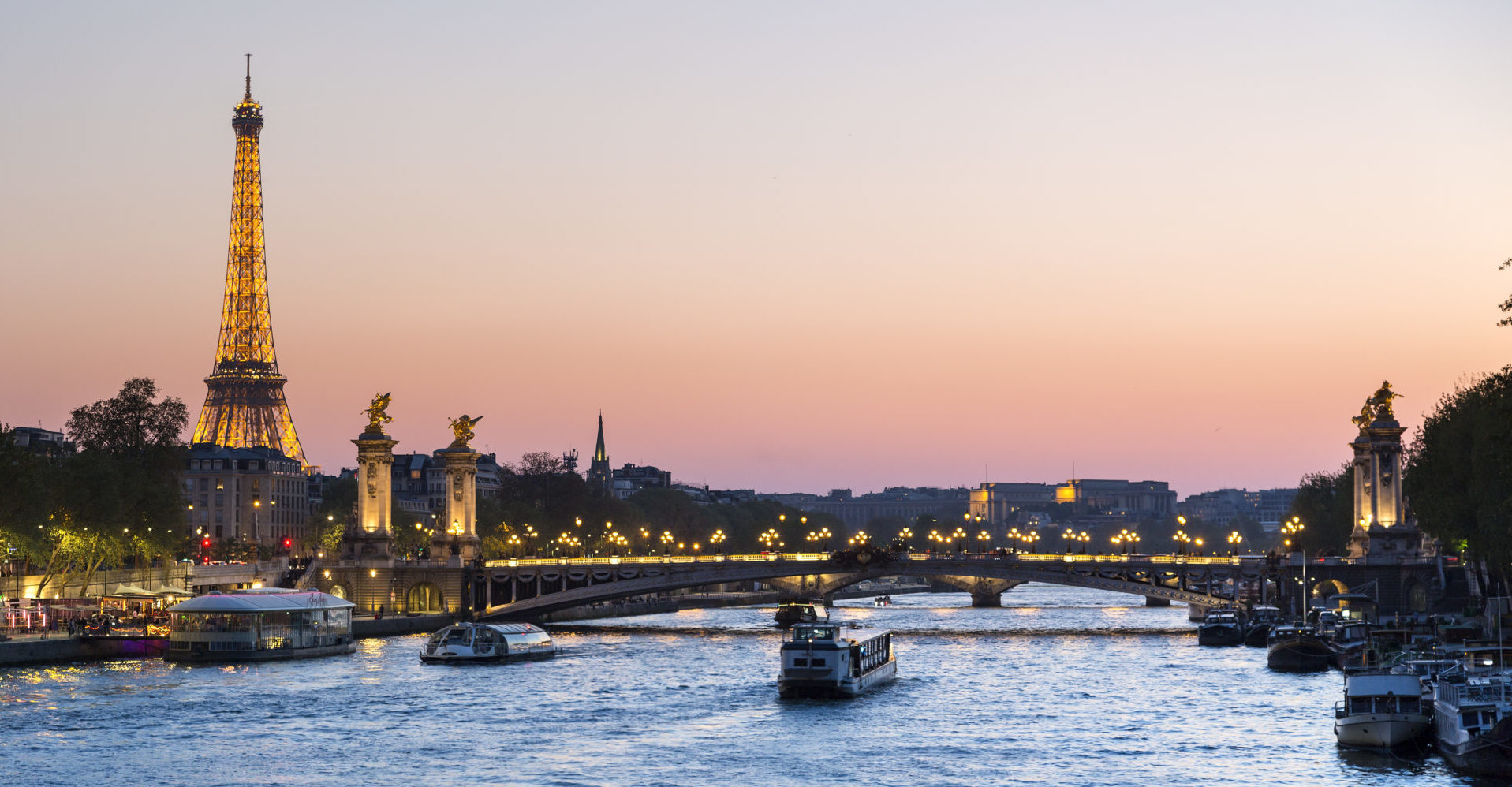 Paris, traffic on the Seine river at sunset, with Eiffel tower i perché fare una vacanza studio all'estero