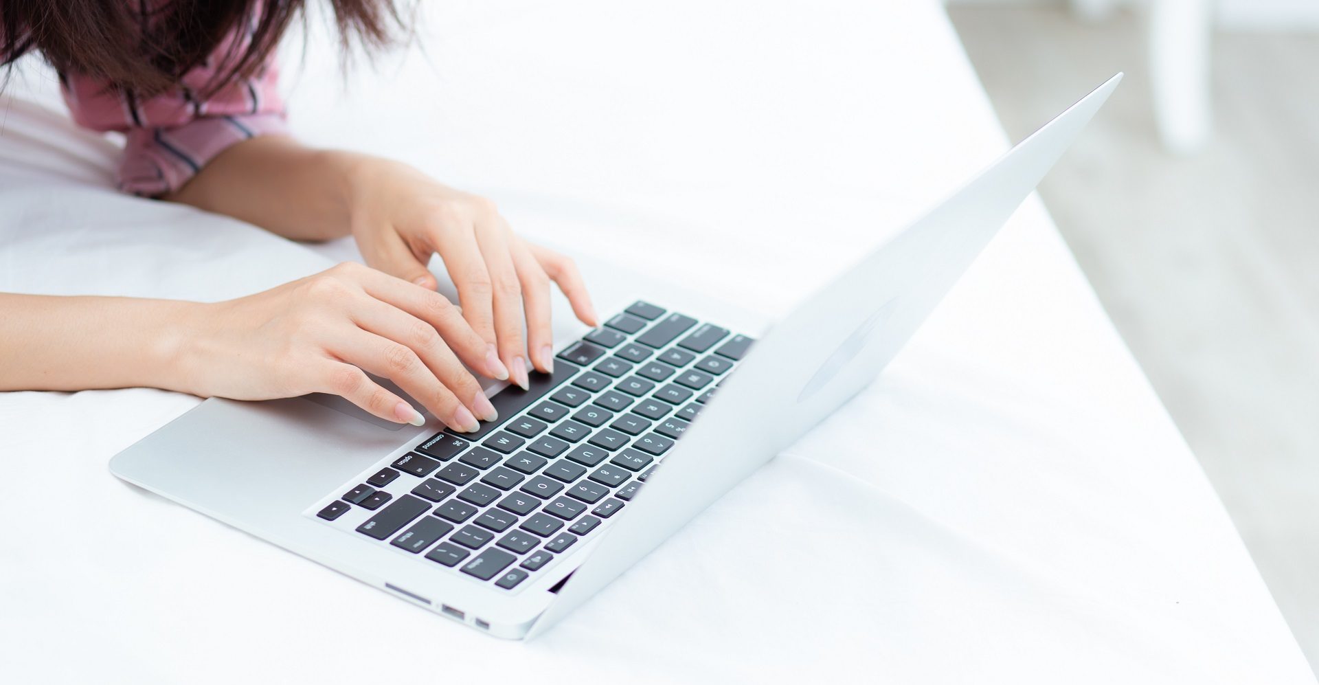 ragazza al computer come informarsi per anno estero